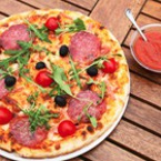 Пица със салам, маслини, рукола и чери домати