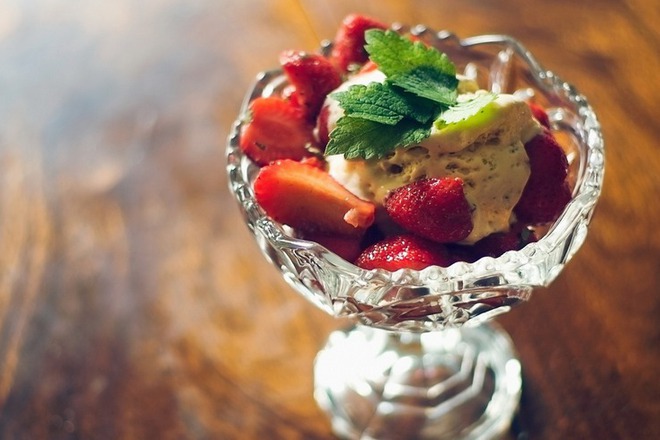 Плодова салата от ягоди с ментов сладолед