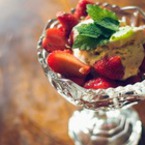 Плодова салата от ягоди с ментов сладолед