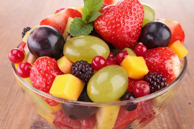 Плодова салата от грозде, ягоди и касис