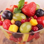 Плодова салата от грозде, ягоди и касис
