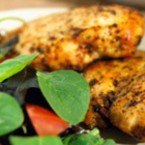 Пилешки гърди със свежа салата