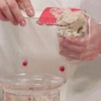 Medium laleta ot cheri domati s planka ot paskta riba ton