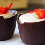 Medium yagodov chiyzkeyk v shokoladova chashka