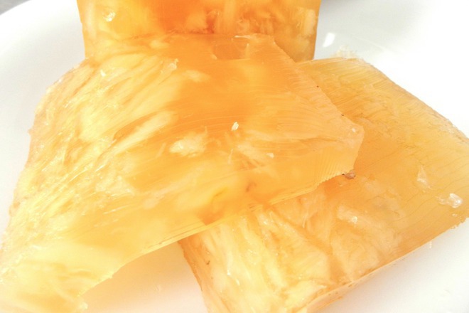 Печен ананас, глазиран с мед