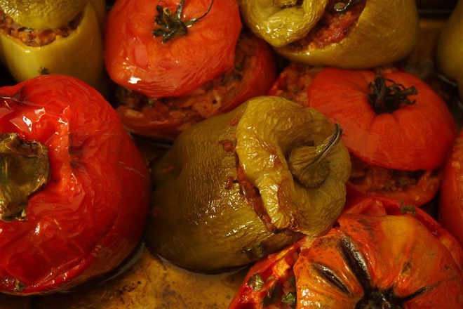 Пълнени постни чушки и домати с булгур
