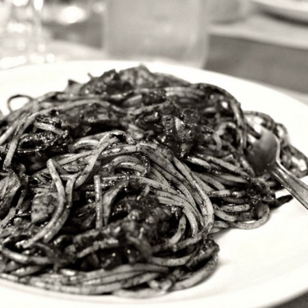 Large spageti al nero di sepiya