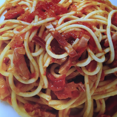 Large spageti s bekon i cheri domati