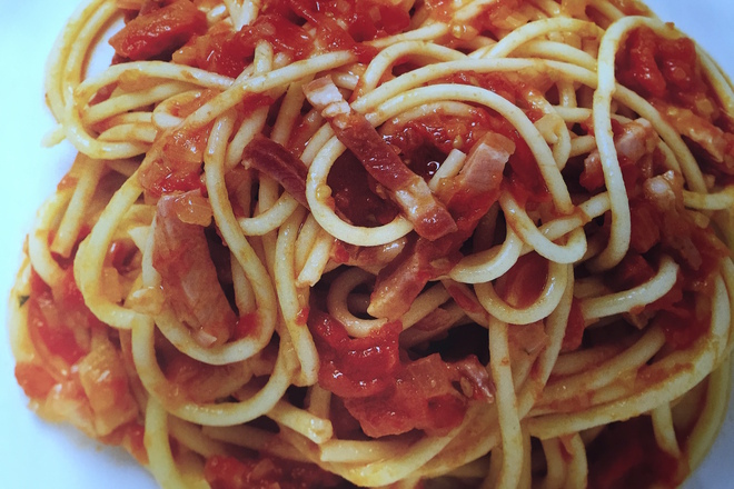 Спагети с бекон и чери домати