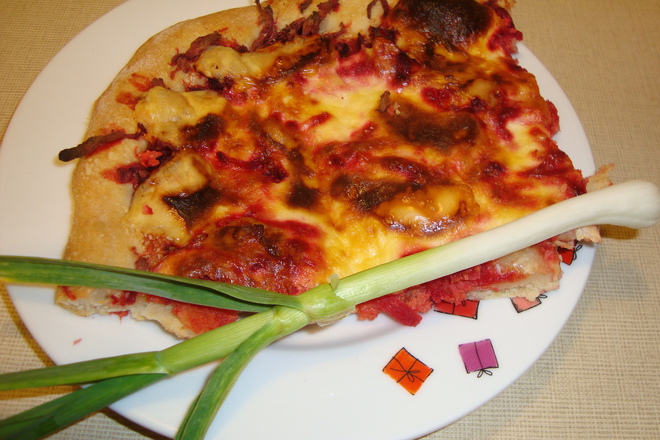 Домашна пица с червено цвекло