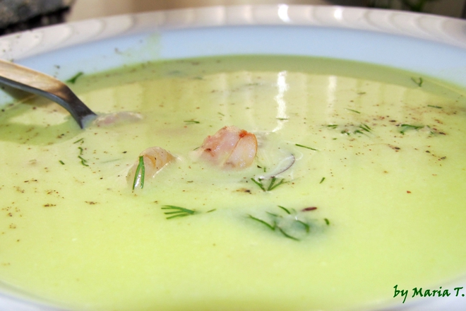 Крем супа, гарнирана със скариди.