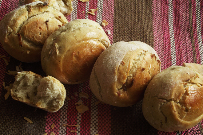 Самардалови хлебчета със сушен лук