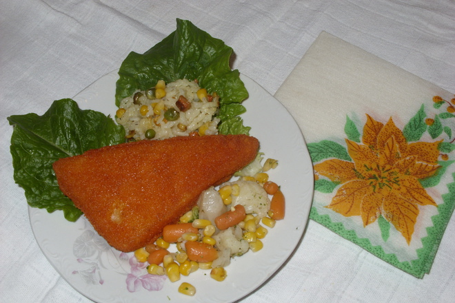 Паниран кашкавал с ориз и зеленчуци
