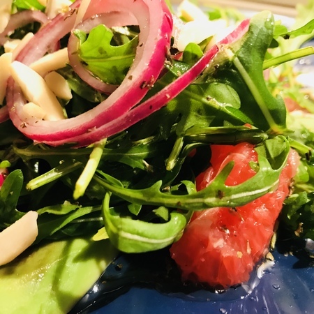 Large salata s rukola avokado i greypfrut