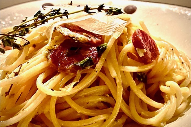 Спагети карбонара със сушени домати