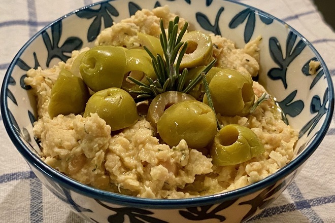 Хумус със зелени маслини